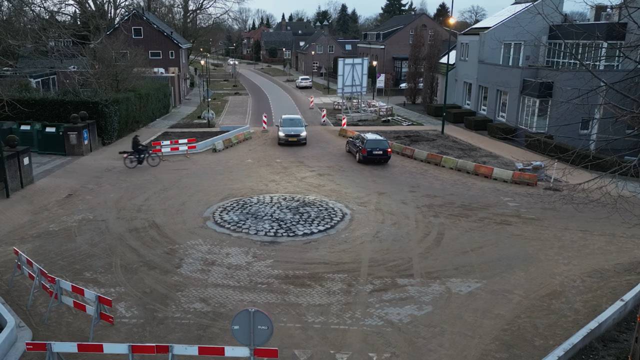 Verkeersdeelnemers slaan meteen linksaf in plaats van de rotonde driekwart te nemen (Foto: Roy van Brink)