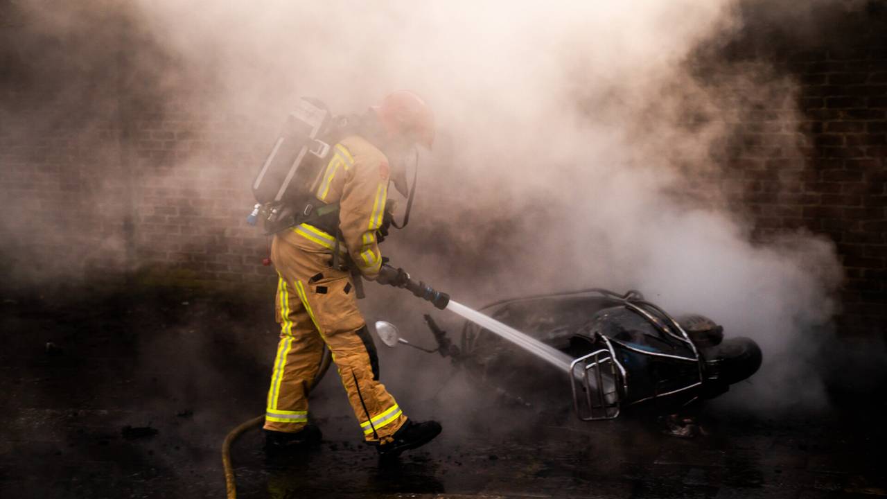 De brandweer blust de brandende scooter (foto: SQ Vision/Dave Hendriks)