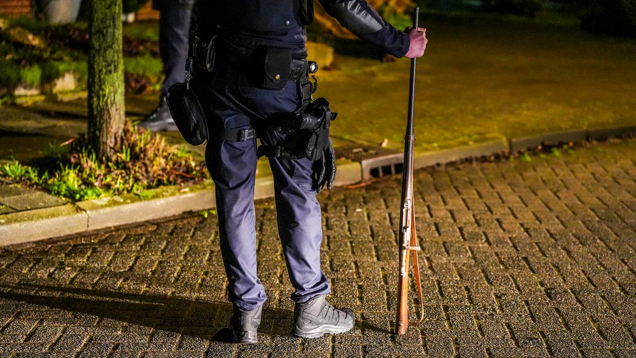 De bij het blussen gevonden geweer (foto: SQ Vision).