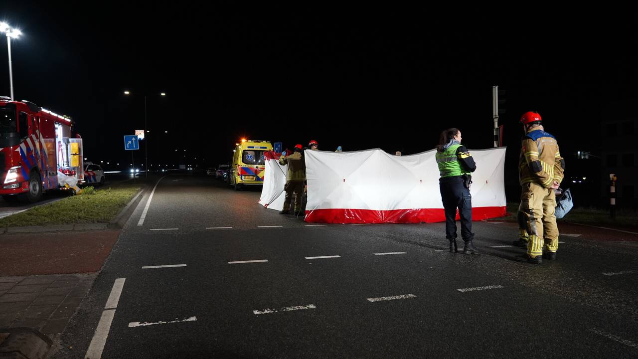Automobilist overleden na ongeluk, weg dicht.