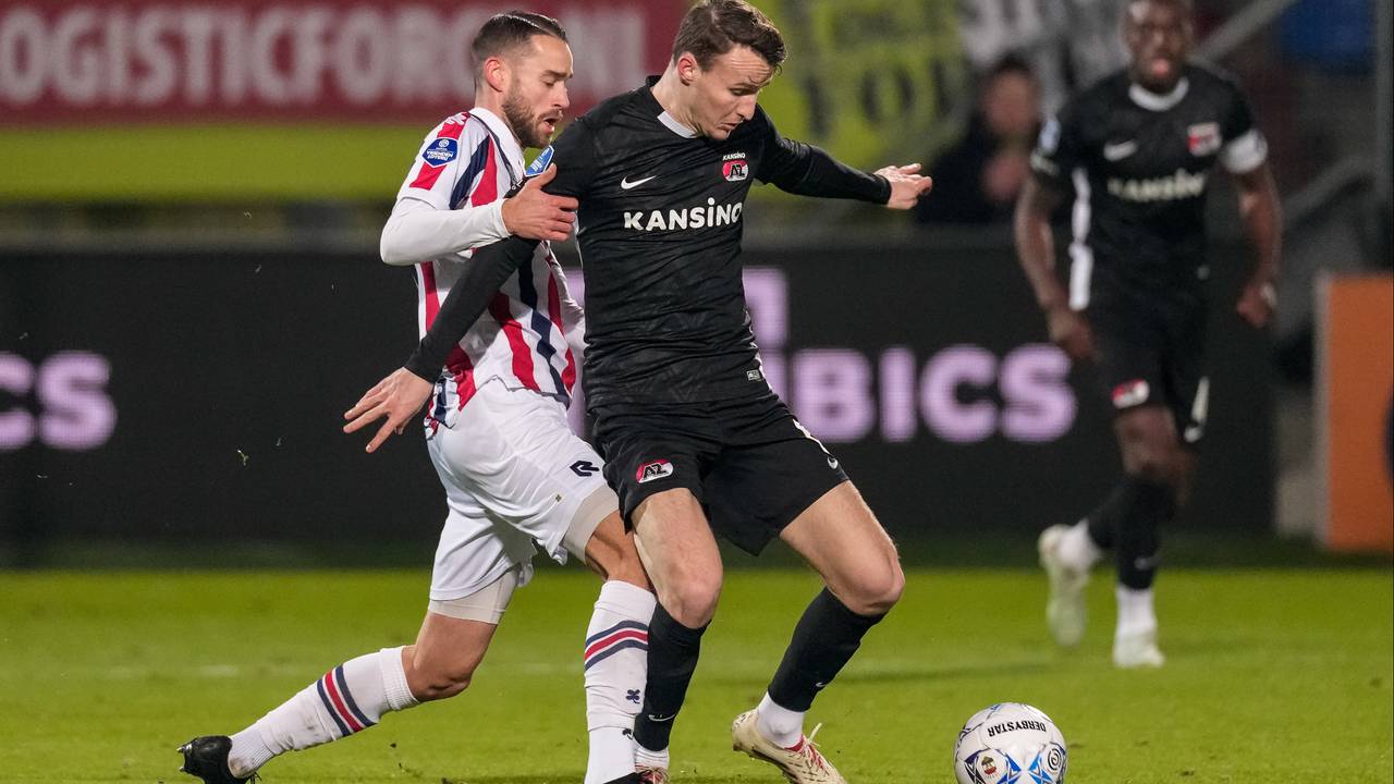 Peer Koopmeiners van AZ en Boris Lambert van Willem II (foto: Orange Pictures)