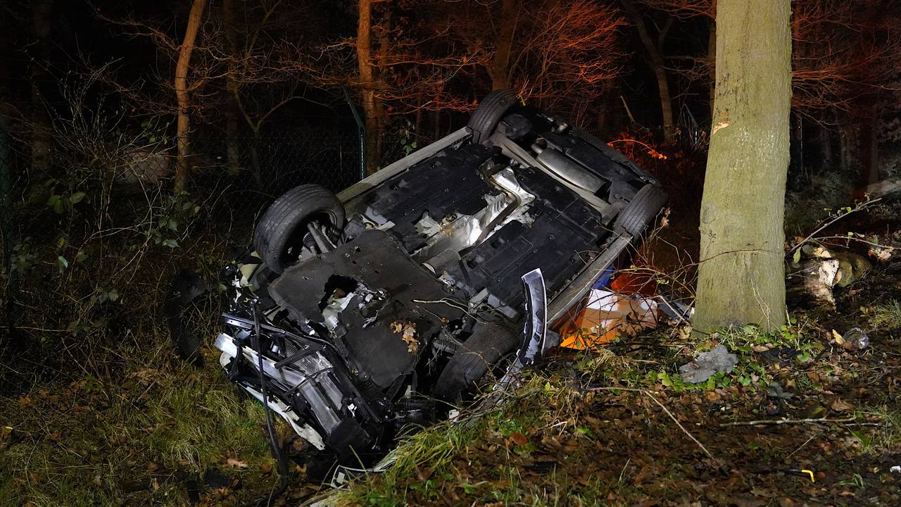 De man verloor door een onbekende oorzaak de macht over het stuur (foto: SQ Vision/Jeroen Stuve).