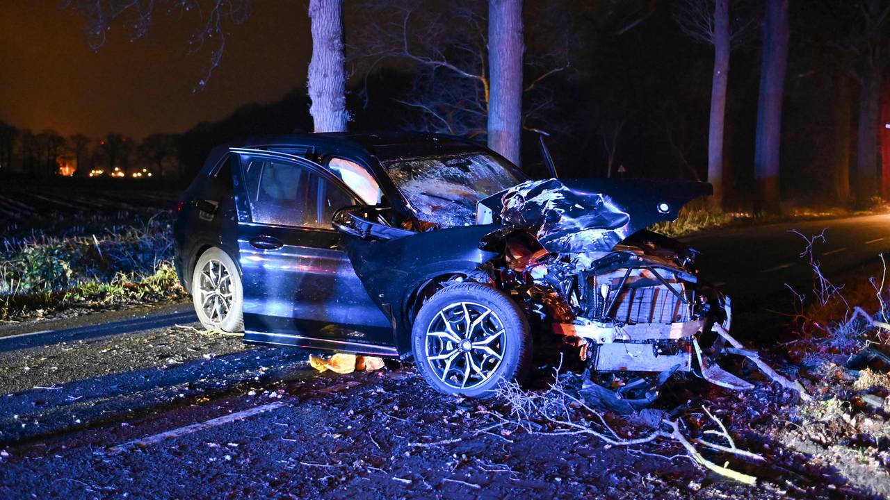Er lagen overal brokstukken op de weg (foto: SQ Vision/Perry Roovers).