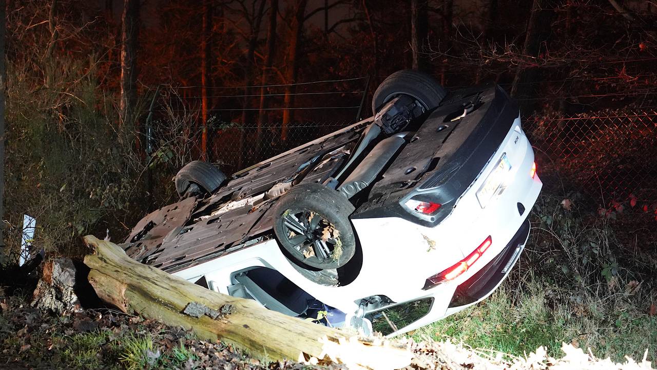 De auto belandde in de sloot (foto: SQ Vision/Jeroen Stuve).