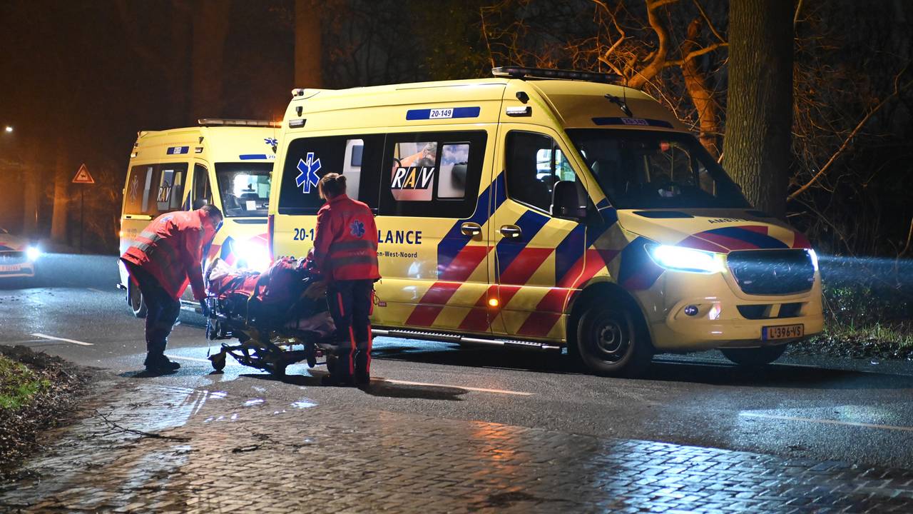 De mannen zijn per ambulance afgevoerd (foto: SQ Vision/Perry Roovers).