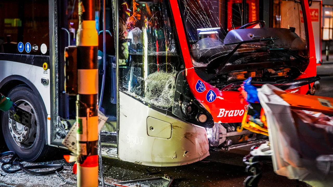 De schade aan de auto en de stadsbus is enorm (foto: SQ Vision).