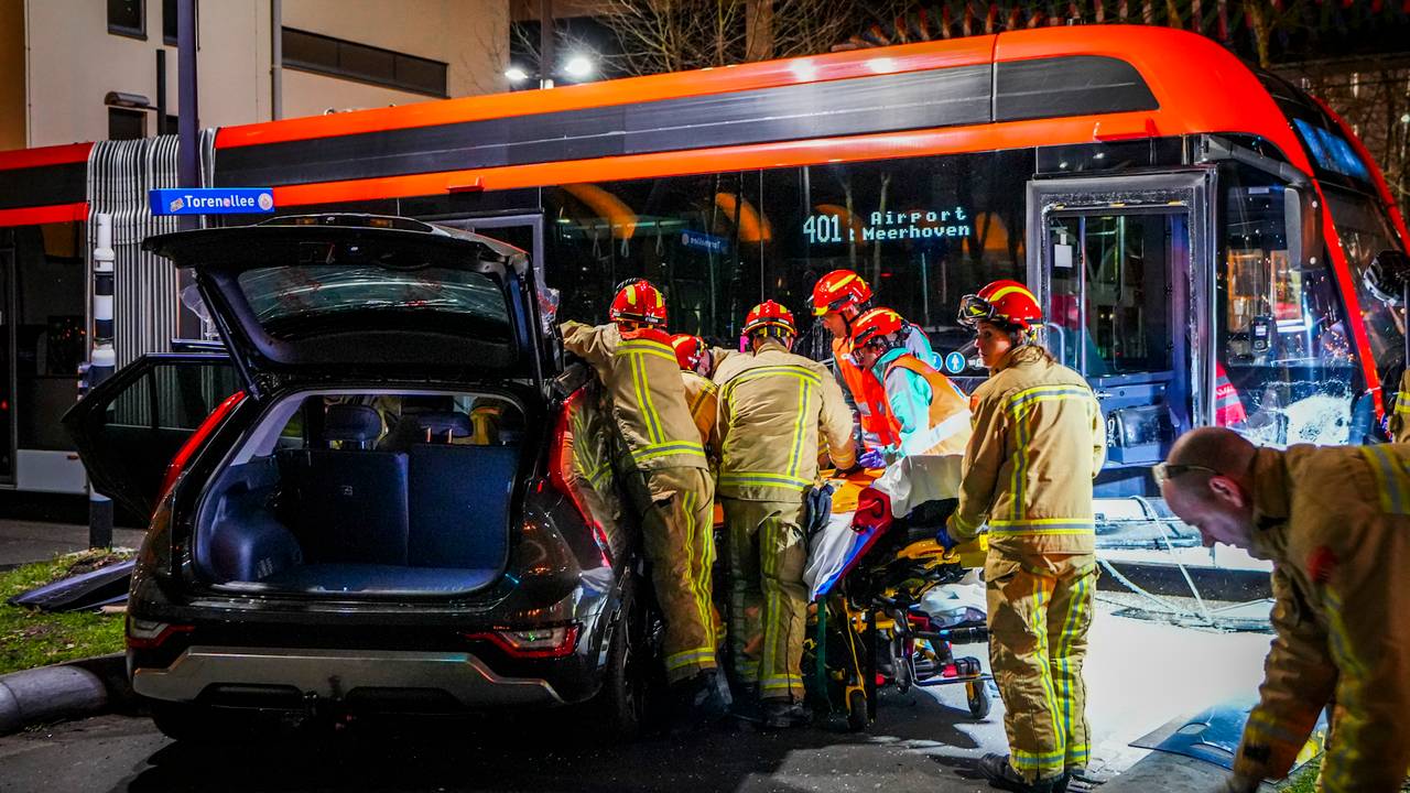 De vrouw is door de politie bevrijd uit de auto (foto: SQ Vision).