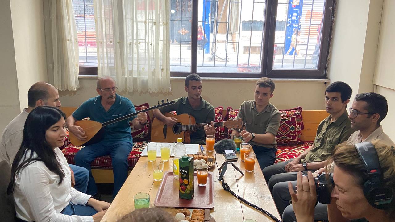 Podcastmaker Emmie Kollau (rechts) in het hoofdkwartier van Grup Yorum (Foto: HUMAN).