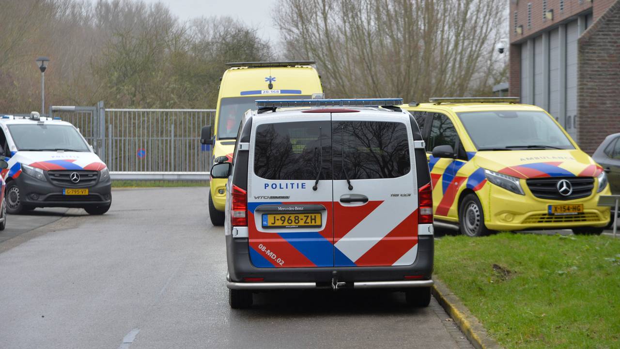 De man werd vanaf het politiebureau naar het ziekenhuis gebracht (foto: Perry Roovers).