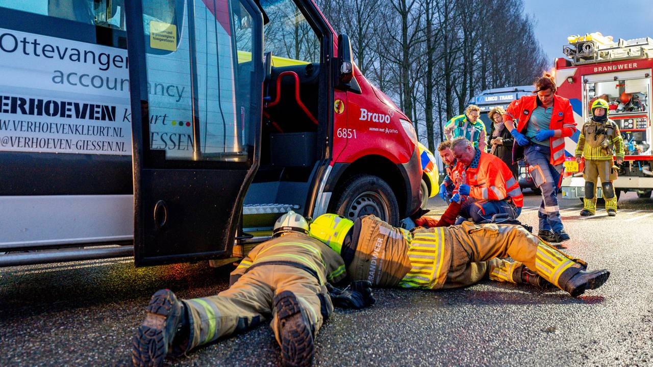 Tiener komt vast te zitten onder buurtbus na aanrijding.