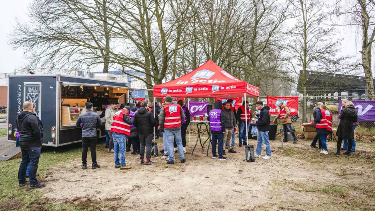Medewerkers bij een eerdere actiebijeenkomst van de vakbonden (foto: ANP).