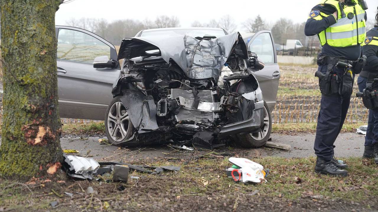 Automobilist overlijdt na botsing tegen boom.