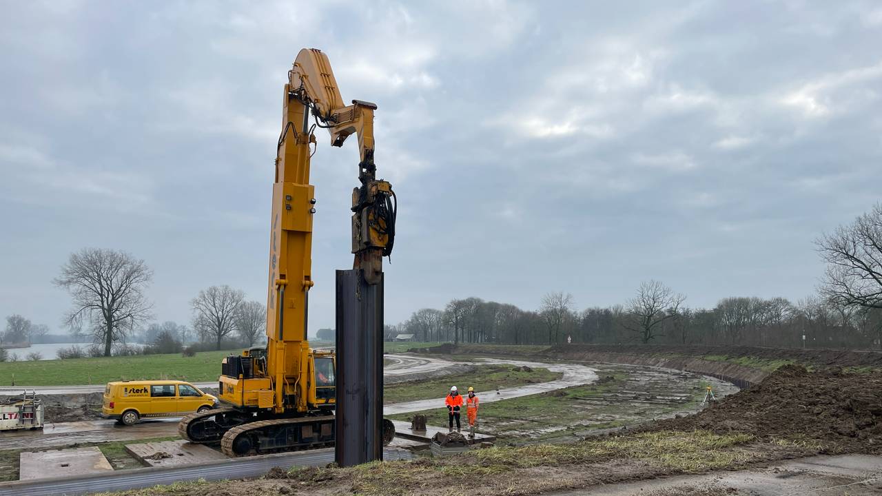De eerste damwand gaat de grond in (foto: René van Hoof).