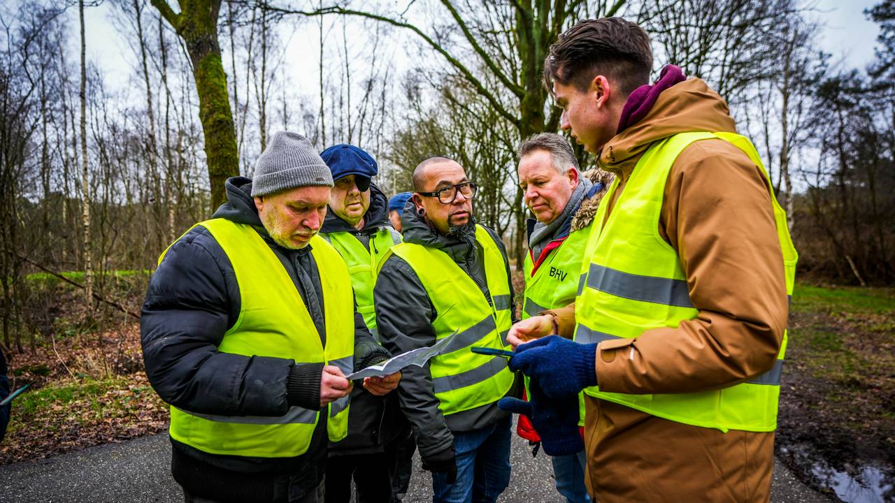 De vrijwilligers staan paraat om de man te vinden (Foto: SQ Vision).