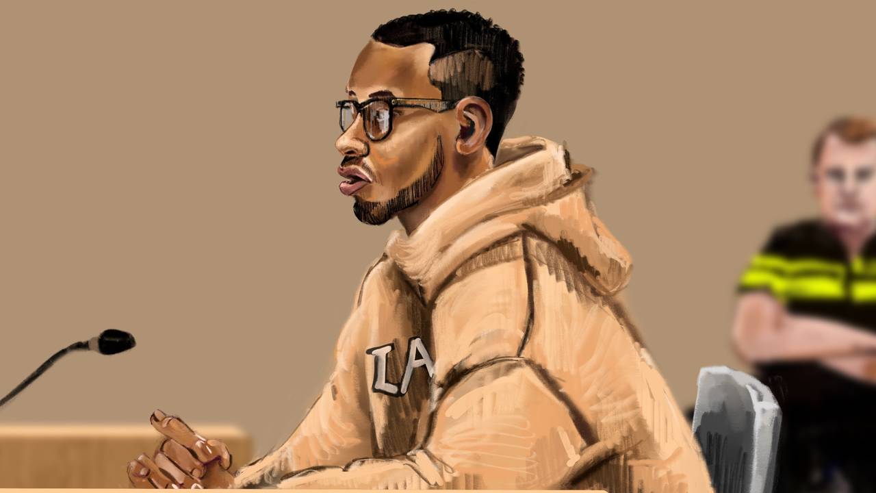 Izzy P. eerder in de rechtbank (tekening: Nicole van den Hout).