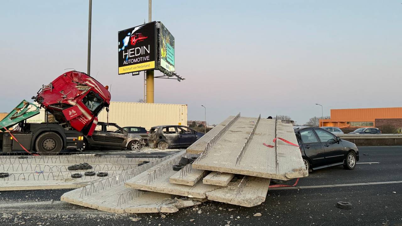 Autos in brand na ongeluk op A2: weg nog hele ochtend dicht.