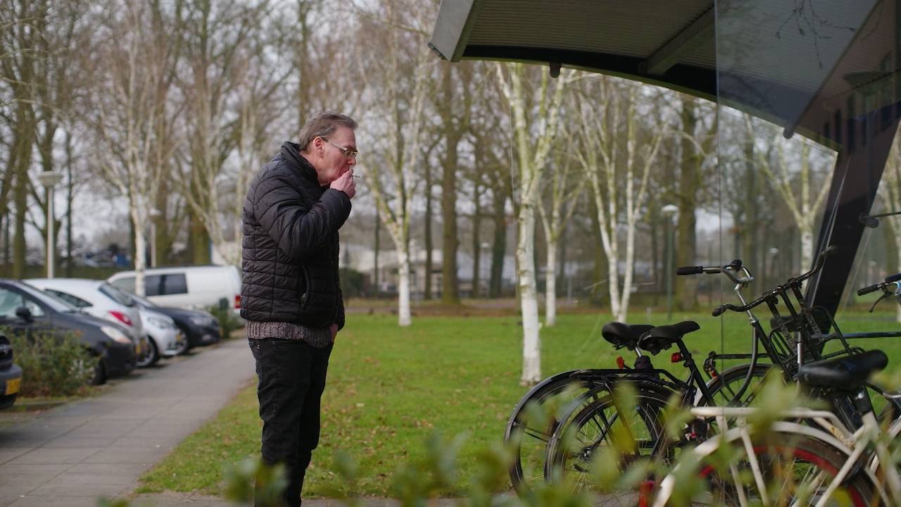Hans met zijn laatste sigaret bij de kliniek in Vught (foto: Nieuwsuur).