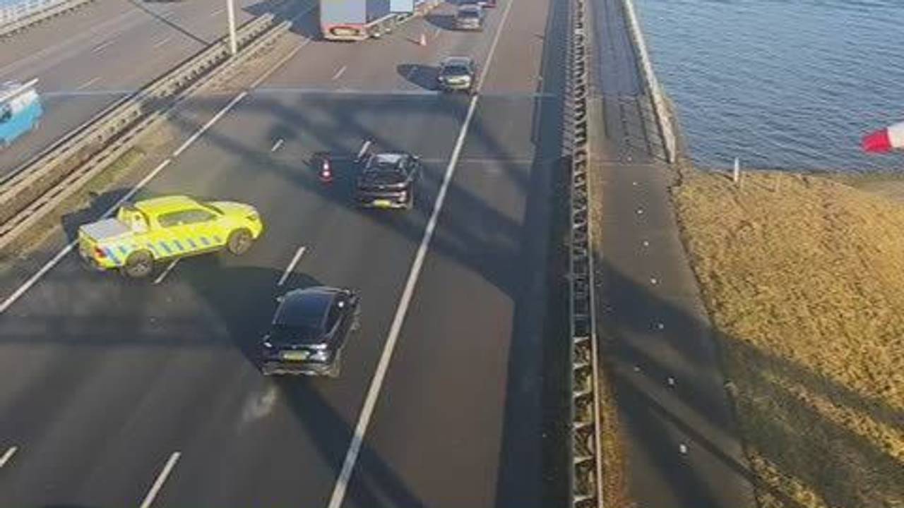 Op de Moerdijkbrug is een ongeluk gebeurd met meerdere voertuigen (foto: Rijkswaterstaat Verkeersinformatie/X).
