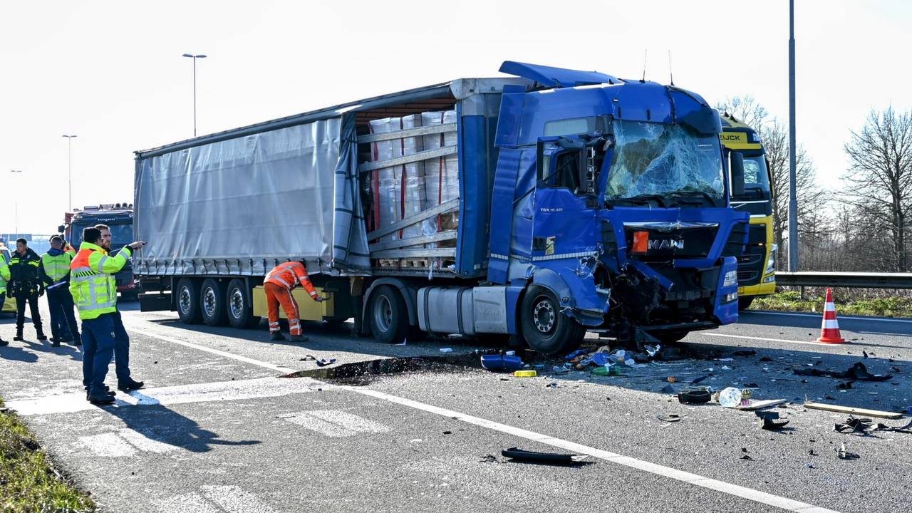 Aanrijding met twee vrachtwagens op A16 [+foto’s].