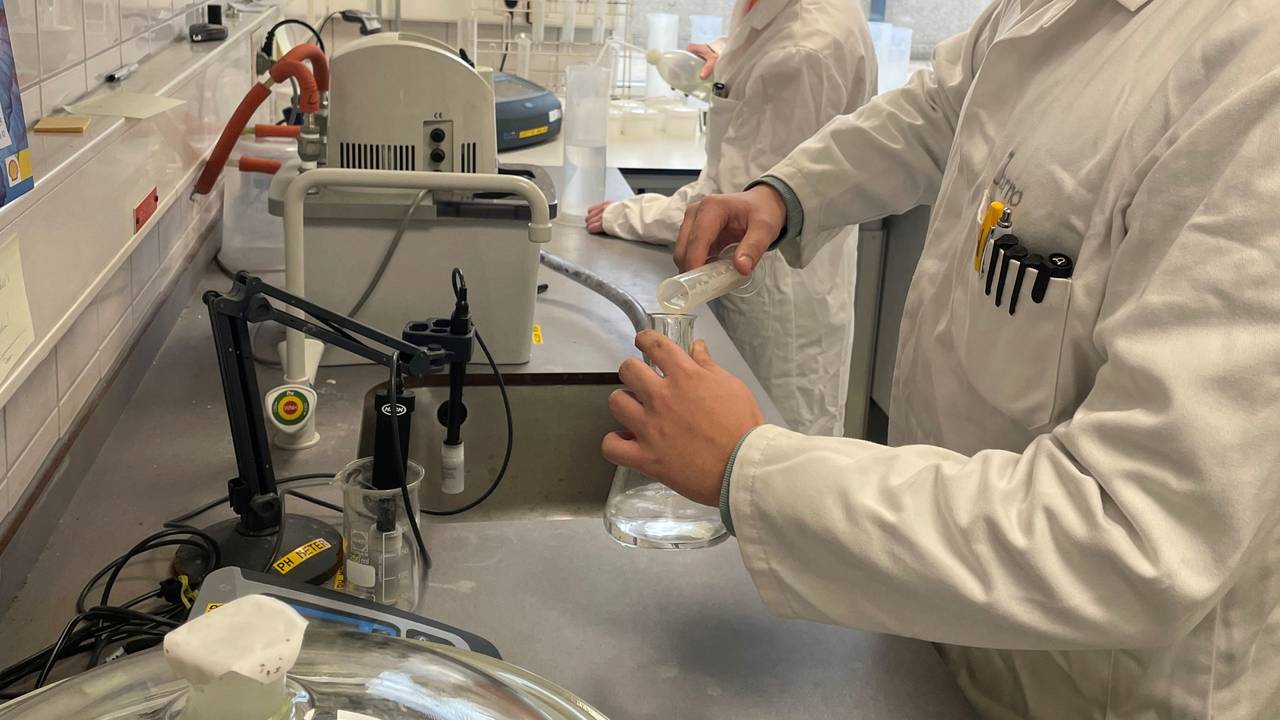 Avans studenten actief in het lab van Waterschap De Brabantse Delta (foto: Water Platform Brabant)