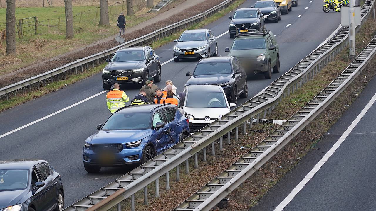 De auto's liepen vooral blikschade op (foto: SQ Vision/Jeroen Stuve).