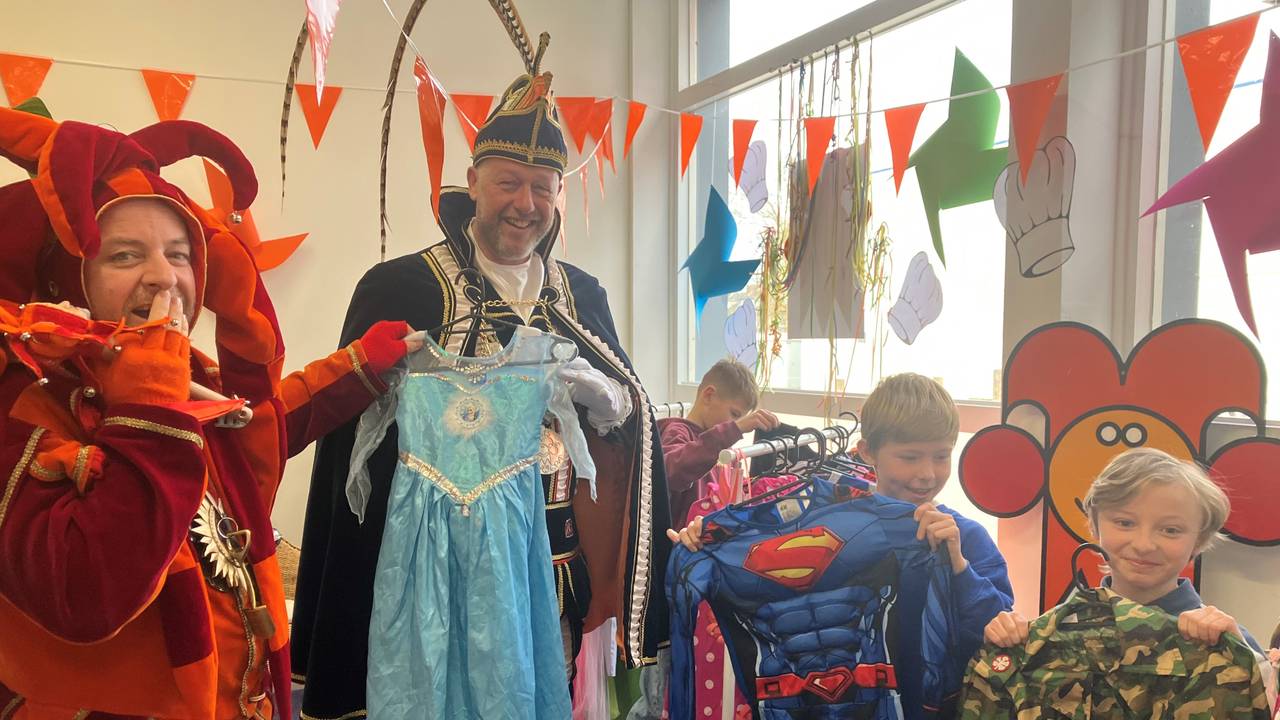 Prins Driekus d'n Tweejde van ut Kielegat en de Nar delen carnavalskleding uit (foto: Rudolf Steiner School Breda)