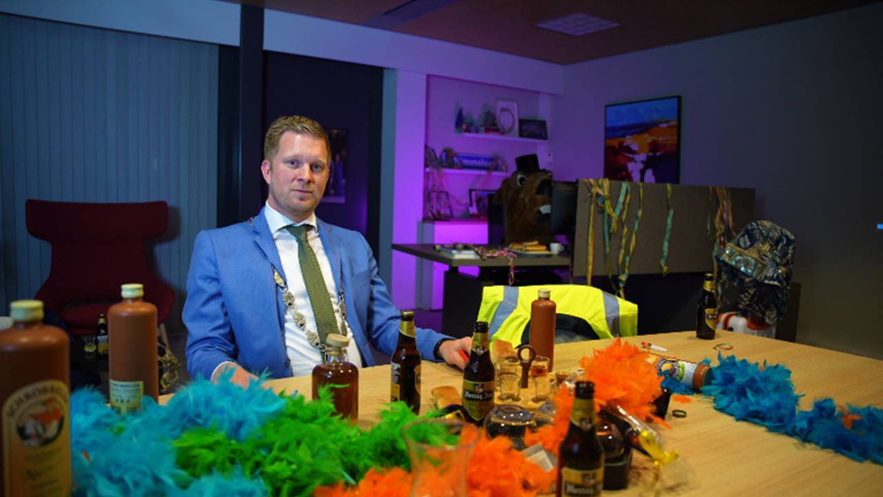 Burgemeester Boy Scholtze heeft de hoofdrol in nieuw carnavalsnummer. (Foto YouTube.)