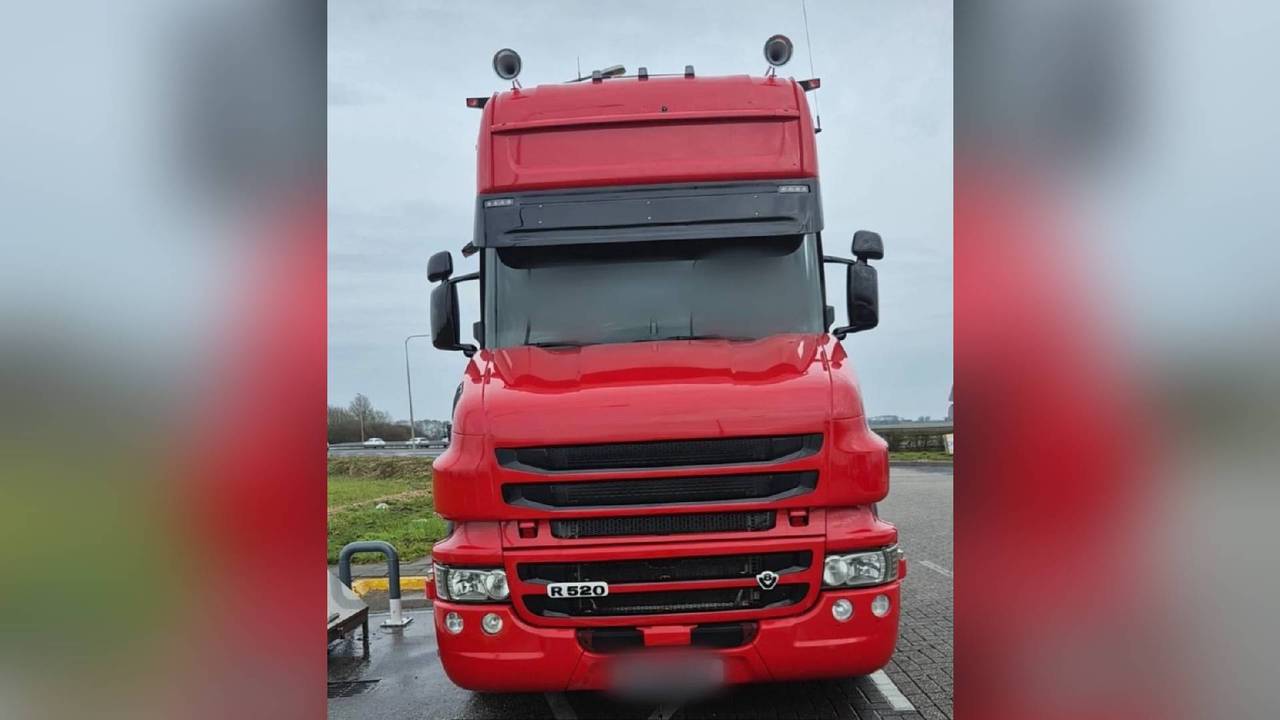 De vrachtwagen werd van de weg gehaald (foto: verkeerspolitie Zeeland West-Brabant). 