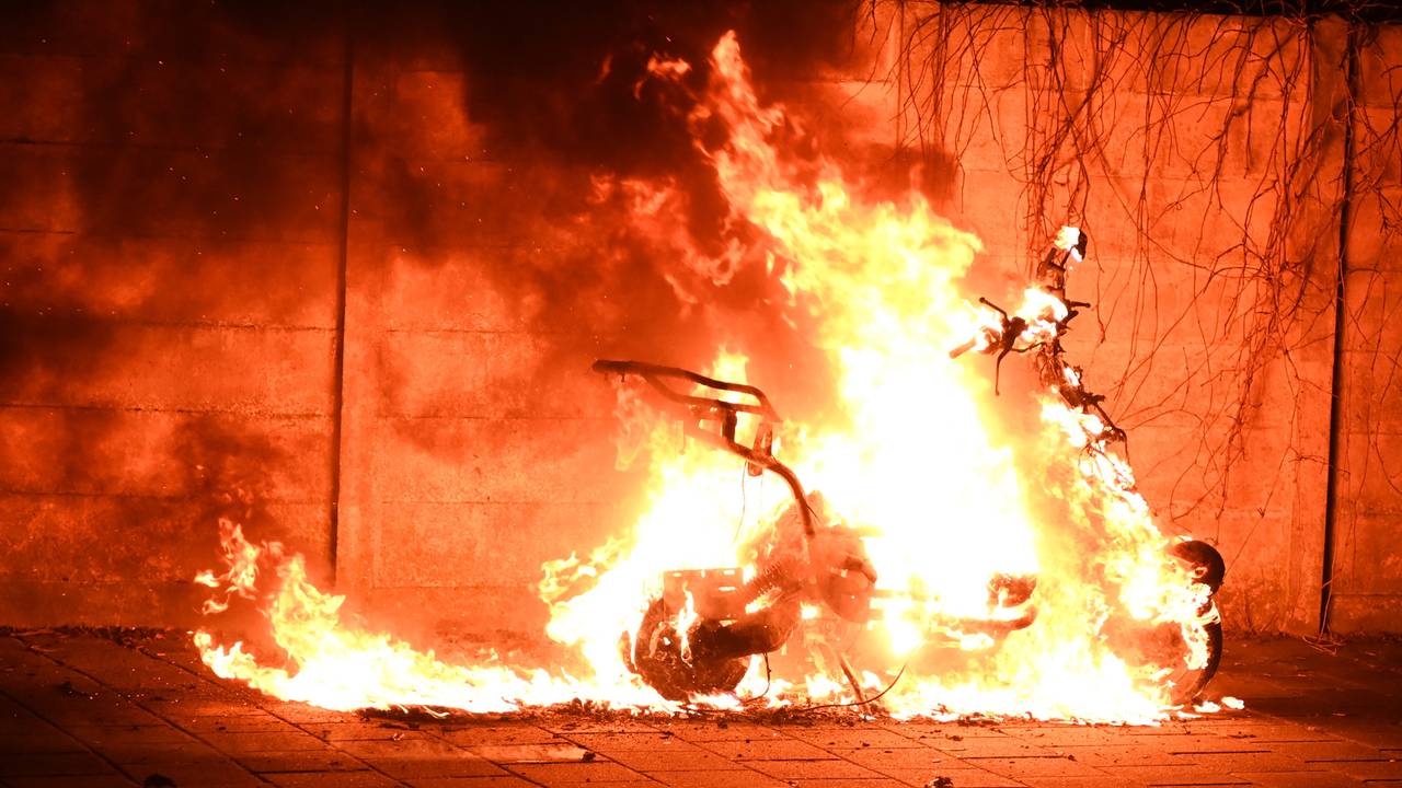 Huurscooter verwoest door brand in Breda (foto: Perry Roovers / SQ Vision).