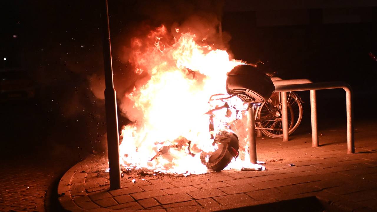 Weer een scooter in brand in Breda (foto: Perry Roovers / SQ Vision).