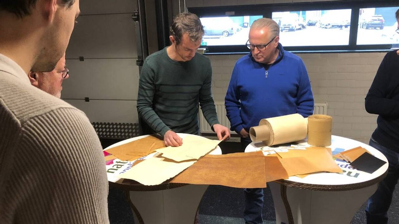 De twee ondernemers bekijken het nieuwe textiel (foto: Millvision).