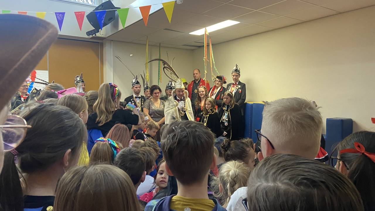 Prins Luuk LI met de kindjes (foto: Ilse Schoenmakers).