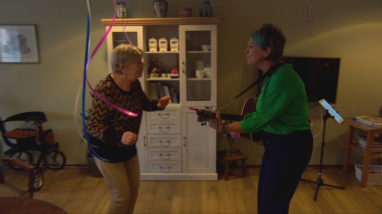 Muzikante Maartje Knoop laat bewoners van het zorgcentrum swingen (foto: omroep Brabant)