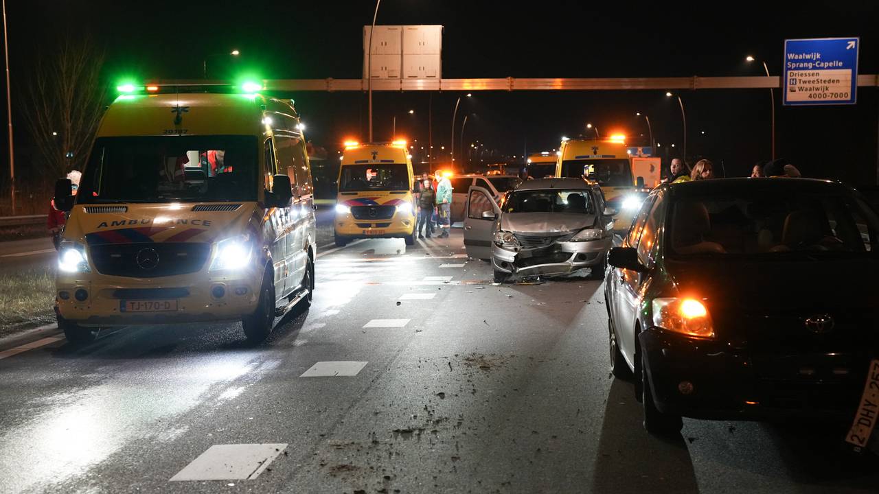 Meerdere gewonden door kettingbotsing op N261 in Waalwijk.