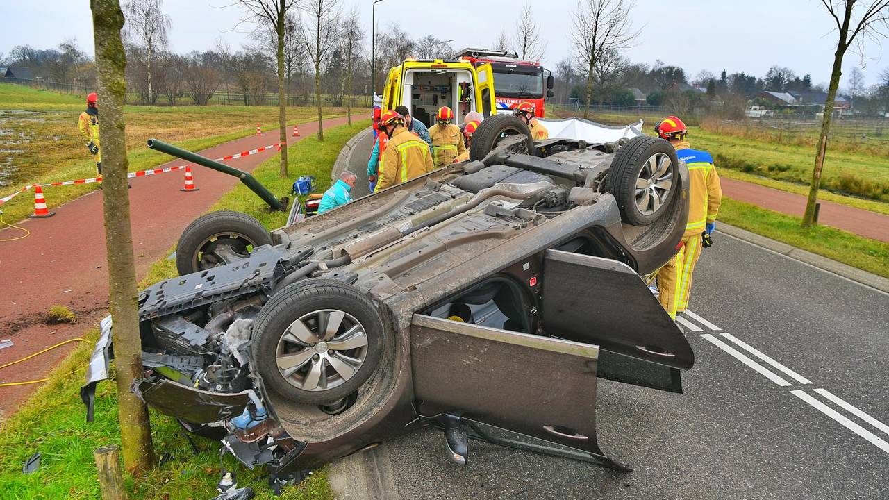 De auto eindigde op zijn kop (foto SQ Vision/ Rico Vogels)