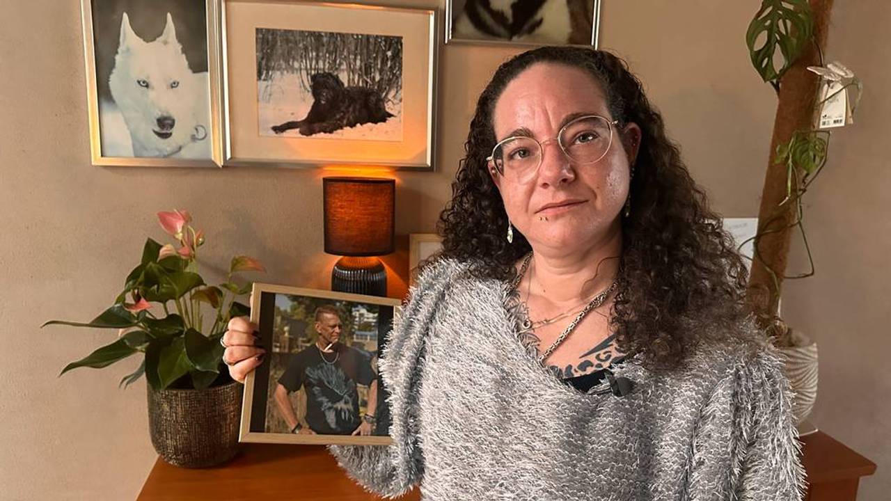 Jessica met een foto van haar overleden man Max (foto: Jan Peels).