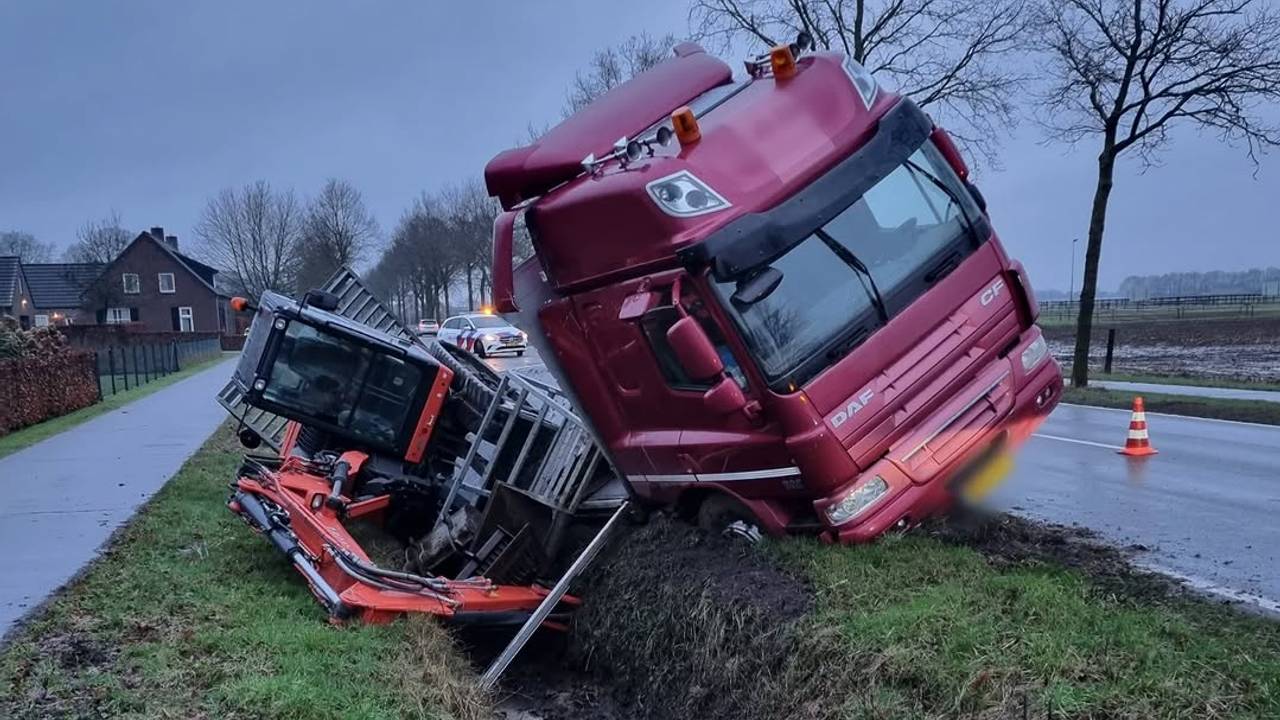 De vrachtwagen belandde op z'n kant in de sloot (foto: Politie Gemert-Bakel-Laarbeek).