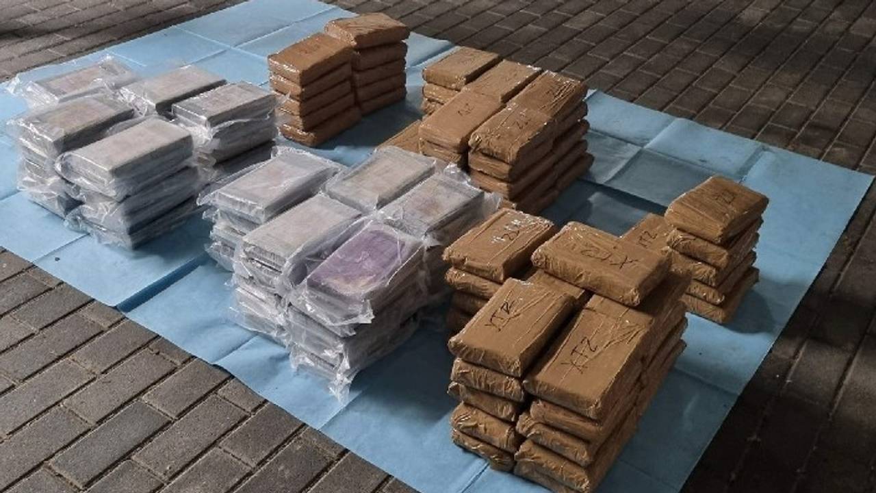 De politie nam onder meer 315 kilo cocaïne in beslag (foto: politie).
