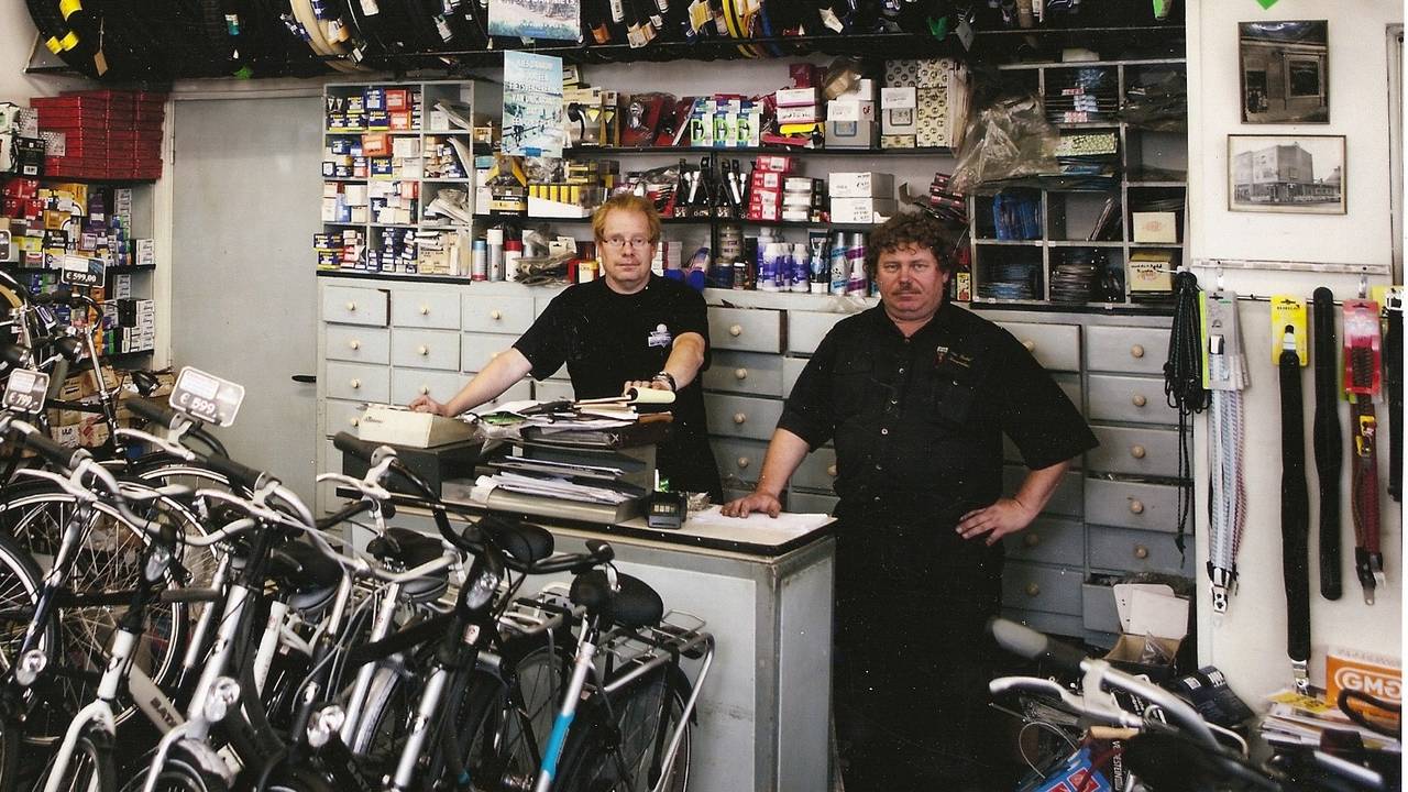 Fietsenmakers Toon en Martien denken nog niet aan stoppen (foto: privé).