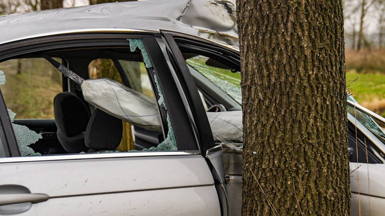 De auto raakte de boom. (Foto: SQ Vision Mediaprodukties)