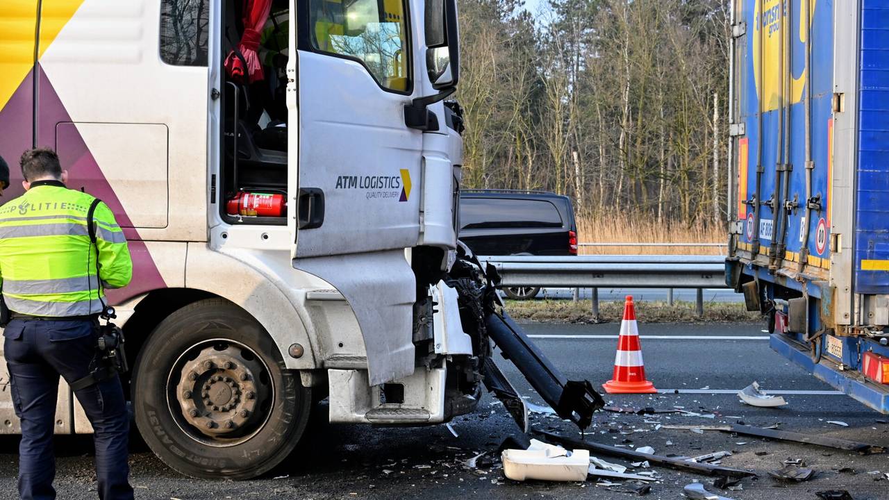 Ongeluk met vrachtwagens op de A58.
