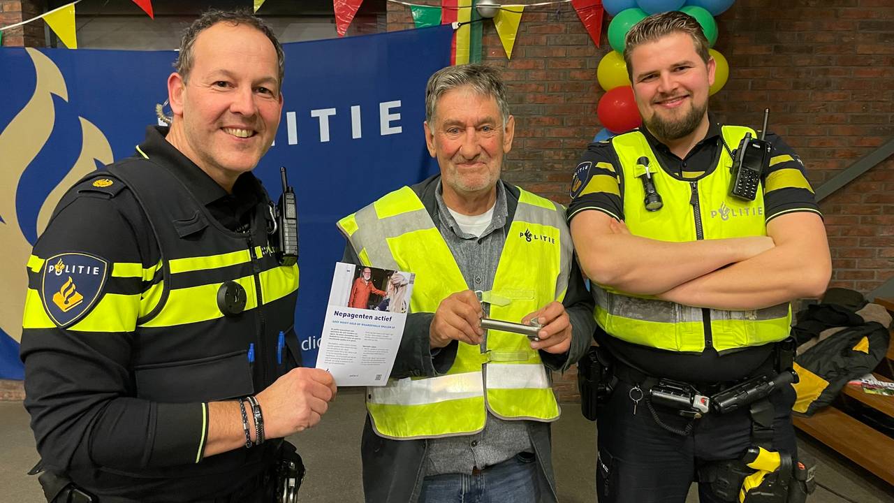 Bert Nieuwenhuis (midden) en twee wijkagenten geven voorlichting aan ouderen(Foto: Alice van der Plas)
