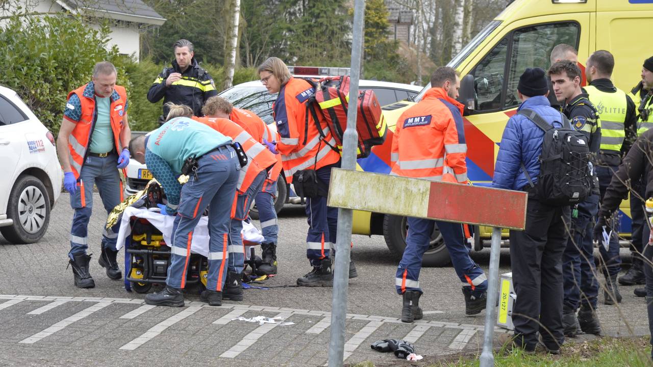 Fietser zwaargewond na botsing met auto op kruispunt.
