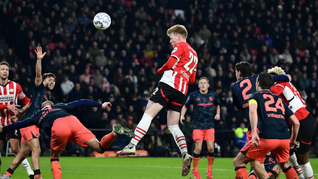 Jerdy Schouten kopt vergeefs op het doel van FC Utrecht (foto: ANP).