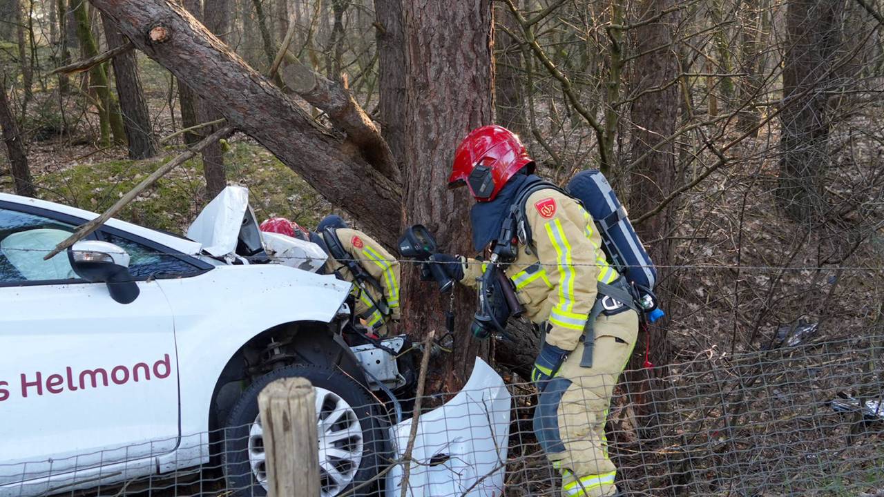 Waardoor de auto van de weg raakte, is niet duidelijk (foto: Harrie Grijseels / Persbureau Heitink )