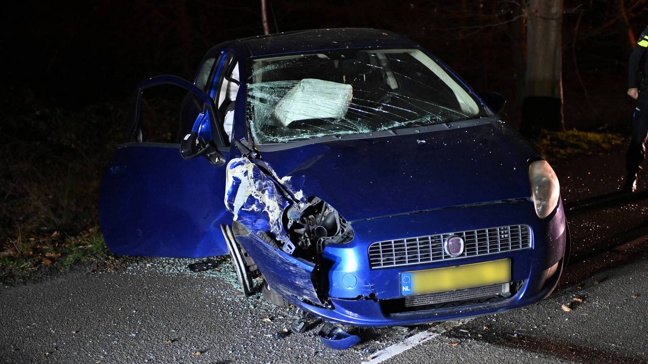twee gewonden bij botsing • gesloten autos in beslag genomen.