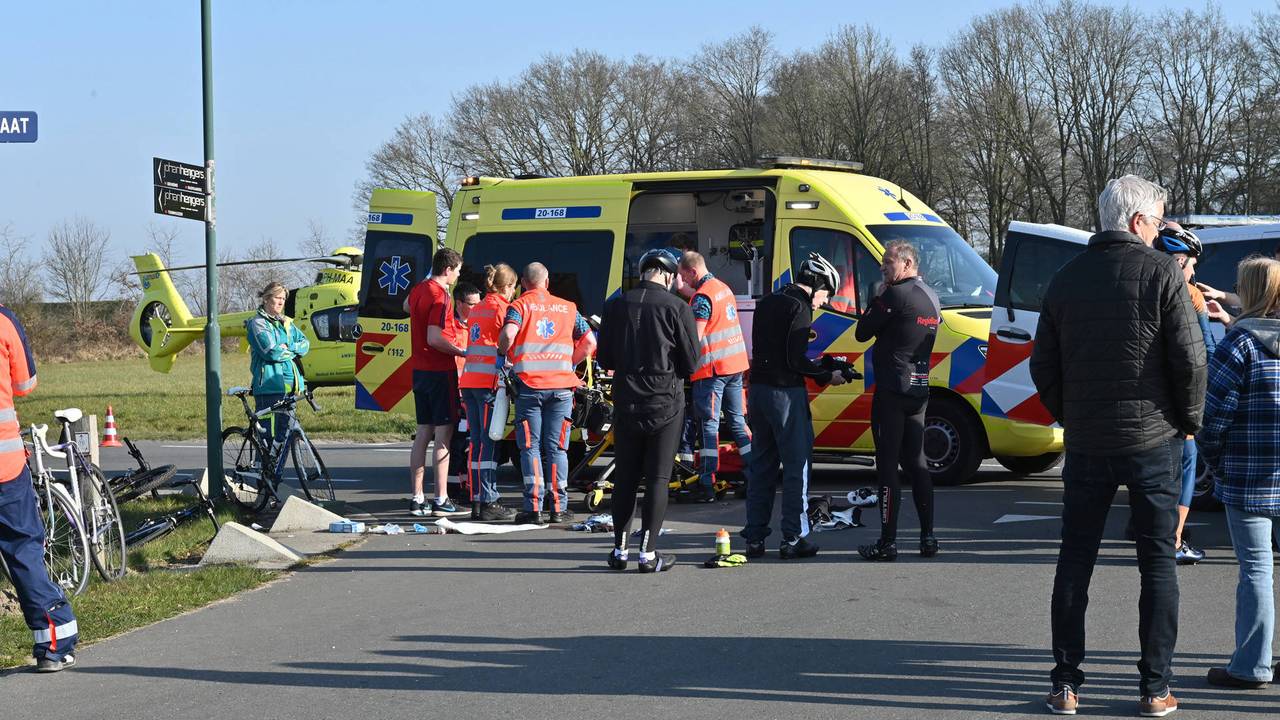 Na aanrijding met auto is wielrenster zwaargewond naar ziekenhuis gebracht.