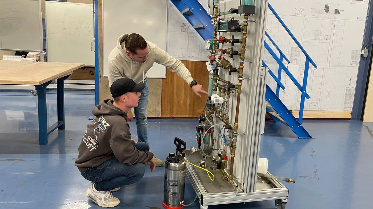 Steeds meer jongeren willen loodgieter worden (foto: René van Hoof).