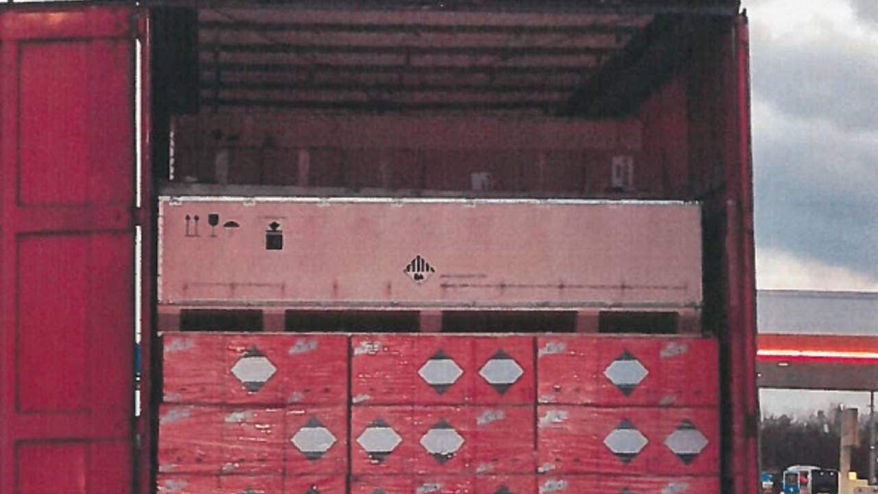 De aangehouden vrachtwagen (Foto: Koninklijke Marechaussee.)