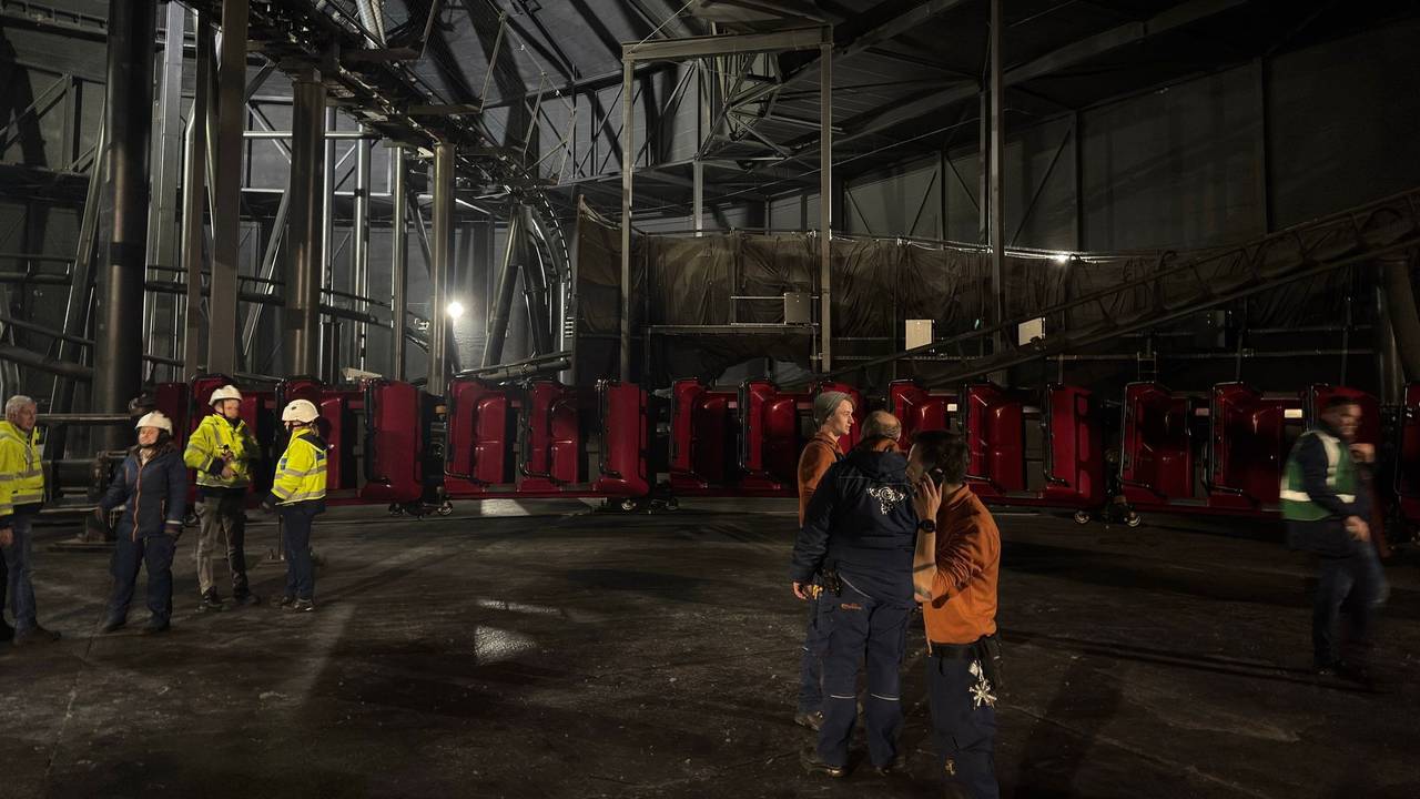 Het karretje van de achtbaan hangt schuin stil. (Foto: Facebook/ Wesley Den Os.)
